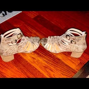 Metallic gold size 7 heel Sandel.